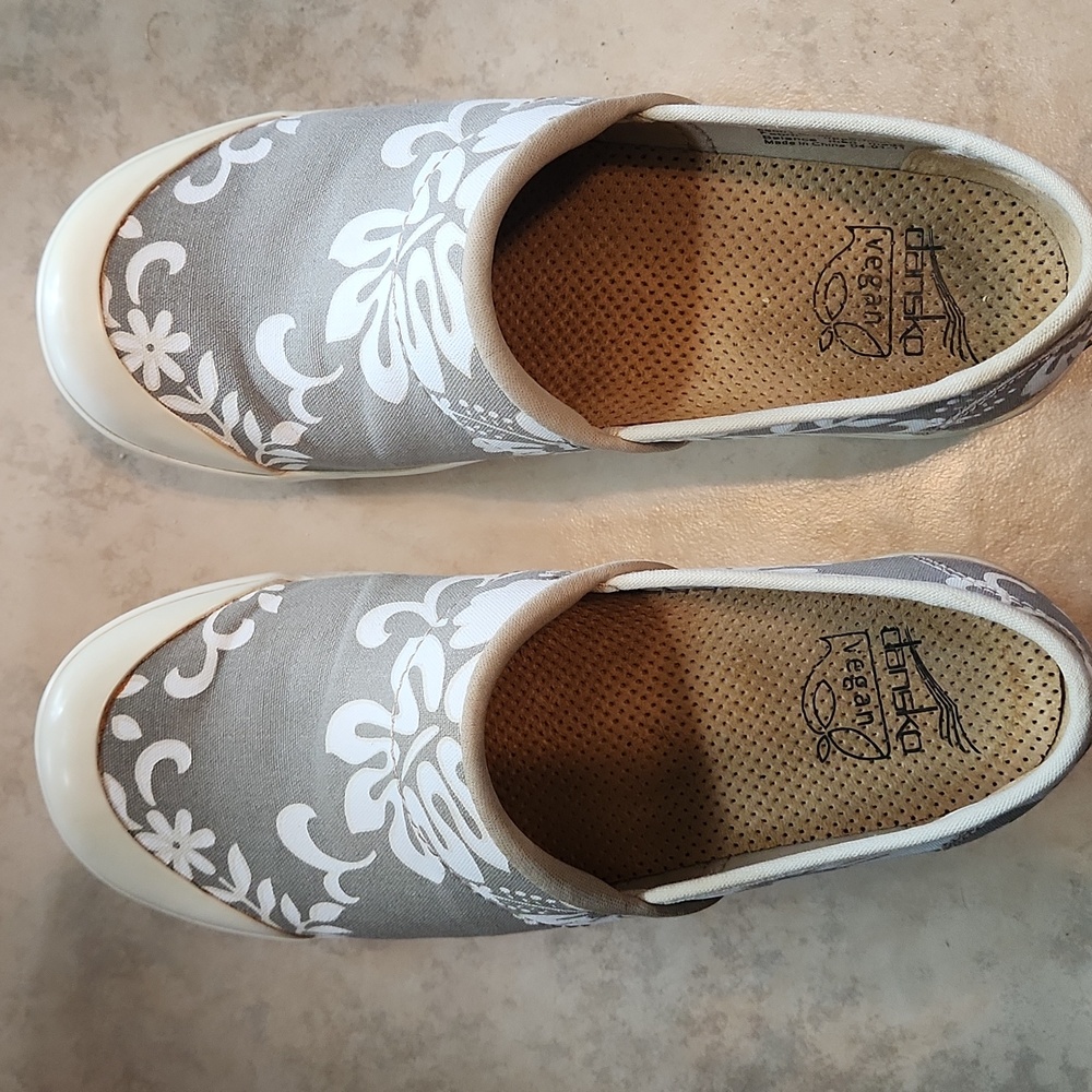 Dansko Vegan Volley Canvas Slip-On Closed-Back Clog Size 37(6.5-7) White and Tan